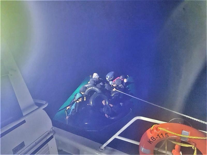 Balıkesir açıklarında 22’si çocuk 60 düzensiz göçmen yakalandı Ayvalık açıklarında Yunanistan’ın Midilli Adası’na yasadışı yollar ile gitmek isteyen