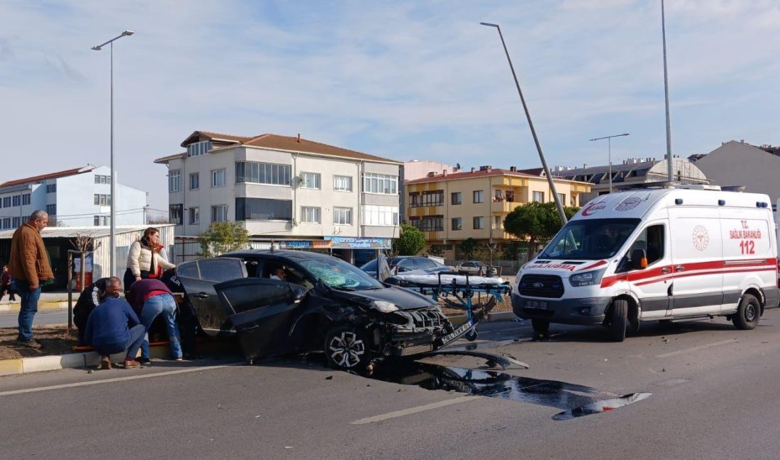 Bandırma’da trafik kazası: 3 yaralı Atatürk Caddesi üzerinde tek taraflı trafik kazası meydana geldi. Kazada