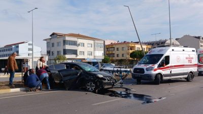 Atatürk Caddesi üzerinde tek taraflı trafik kazası meydana geldi. Kazada