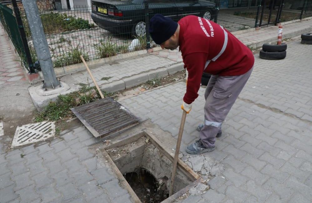 Edremit Belediyesi yağışlara karşı önlem alıyor Edremit Belediyesi etkili olması beklenen yağışlara karşı önlem almaya başladı.