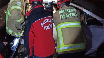 Altıeylül’de tek taraflı trafik kazasında aynı aileden olmak üzere 6