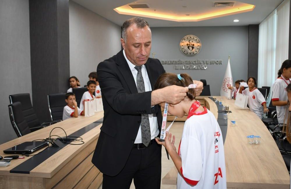 Taekwondo ve Yüzme Sporcuları, Balıkesir’de Ödüllendirildi Balıkesir Gençlik ve Spor İl Müdürü Adem Özalp, taekwondo branşında