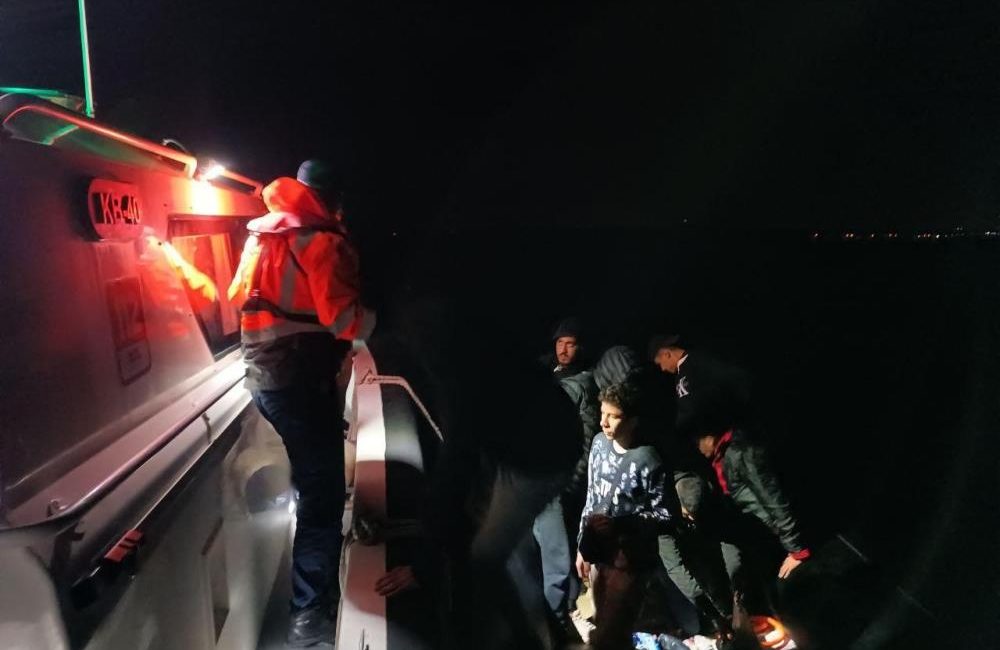 Ayvalık açıklarında 24 düzensiz göçmen yakalandı Yunanistan’ın Midilli Adasına yasadışı yollarla geçmek isteyen 24 düzensiz göçmen