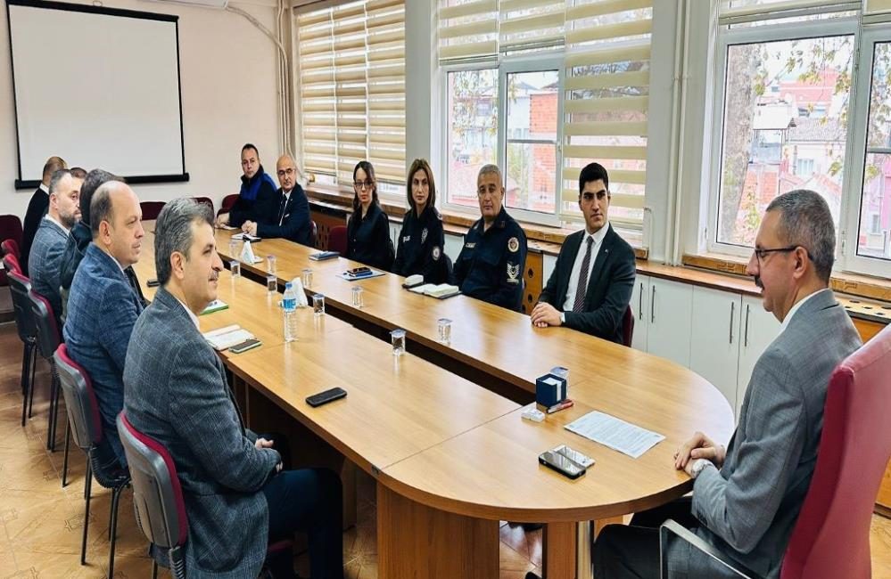 Kış mevsiminde alınacak trafik tedbirleri toplantısı yapıldı Havran’da yaklaşan kış ayları öncesinde alınacak trafik önlemleri masaya yatırıldı.