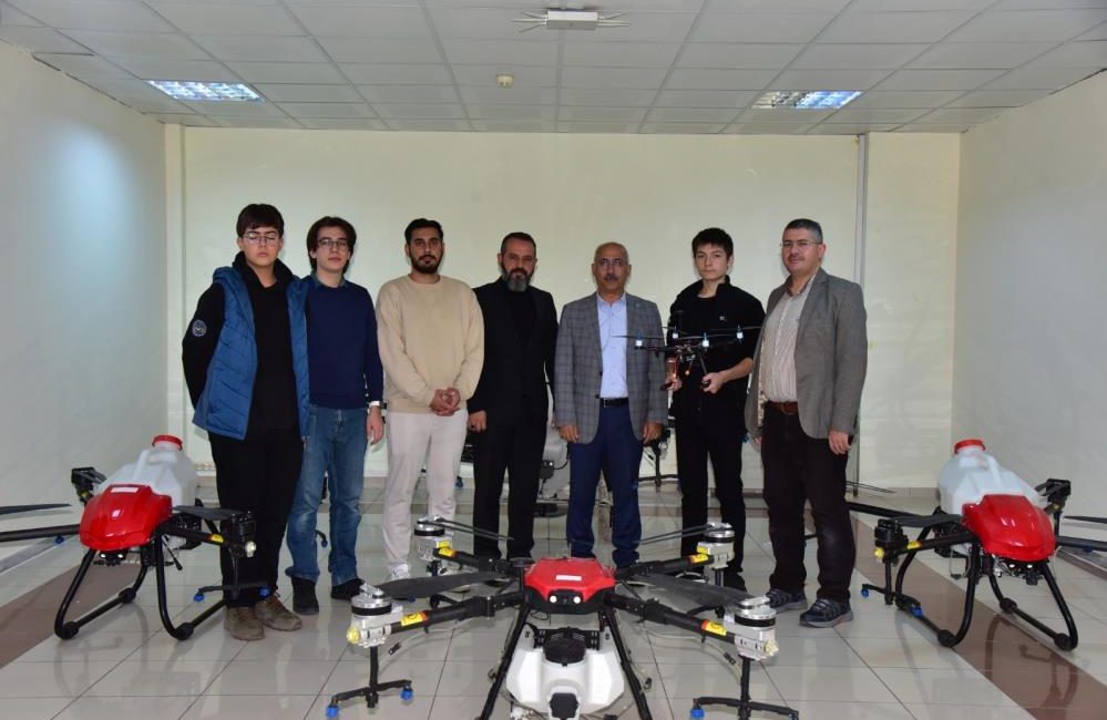İHA projesiyle Türkiye ikincisi olan gençler Teknoloji Transfer Ofisinde Canlı tespiti yapan İHA projesi ile Türkiye ikincisi olan gençler