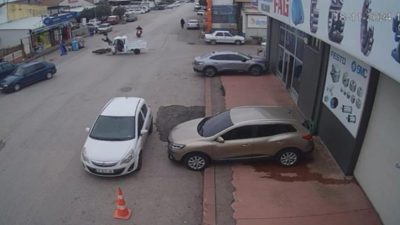 Bandırma’da motosikletin üç tekerlekli motorlu bisikletle çarpıştığı kazada 2 kişi