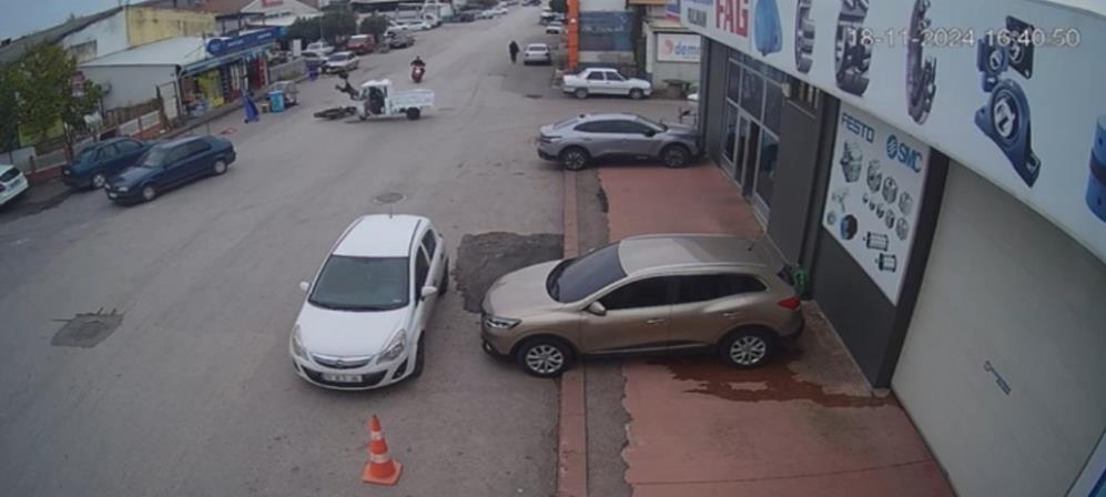 Bandırma’da motosiklet üç tekerlekli motorlu bisikletle çarpıştı: 2 yaralı Bandırma’da motosikletin üç tekerlekli motorlu bisikletle çarpıştığı kazada 2 kişi
