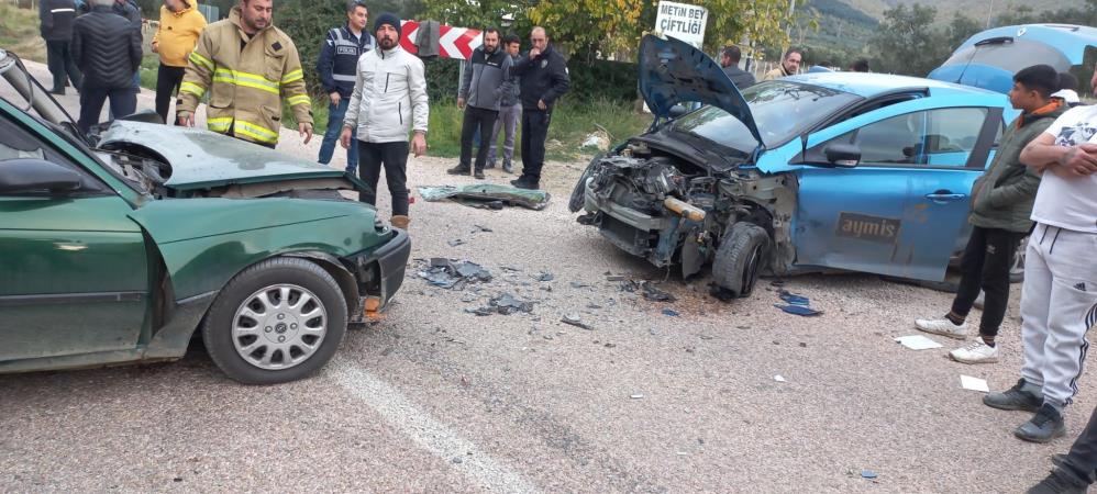 Erdek’te trafik kazası: 2 yaralı Ocaklar Mahallesi Yolu üzeri, TOMA Deresi Mevkii’nde iki araç kafa