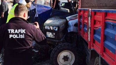 Balıkesir’de zeytin işçilerinin bulunduğu traktör ile ticari bir kamyonet çarpıştı.