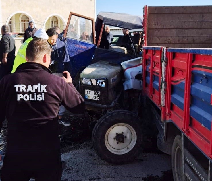 Kamyonet ile işçilerin bulunduğu traktör kafa kafaya çarpıştı: 4 yaralı Balıkesir’de zeytin işçilerinin bulunduğu traktör ile ticari bir kamyonet çarpıştı.
