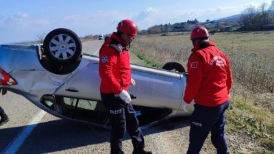 Manyas’ta meydana gelen trafik kazasında takla atan otomobilde bir kişi