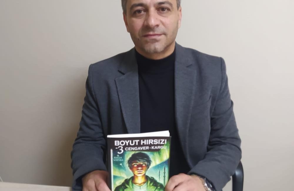 “Boyut Hırsızı-3 Cengaver Kargu” raflarda Balıkesir’de öğretmenlik yapan, yazdığı kitap, dergi ve proje çalışmalarıyla tanınan