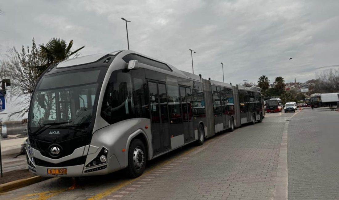 300 kişi taşıma kapasiteli metrobüs Bandırma’da hizmette Bandırma Onyedi Eylül Üniversitesi, hastane ve çarşı hattını birbirine bağlayan