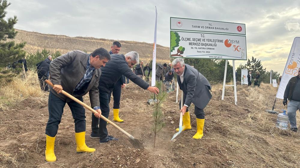 ÖSYM’nin 50’nci yılında, bin 500 fidan toprakla buluştu ÖSYM Başkanlığı, 50’nci kuruluş yılı dolayısıyla Atatürk Orman Çiftliği’nde 50’nci