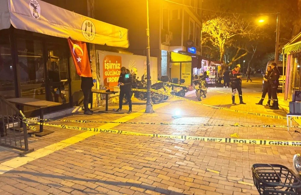 Erdek’te taraftar derneği lokaline silahlı saldırı Erdek’te bulunan Beşiktaşlılar Derneği Lokali’ne, akşam saatlerinde silahlı saldırı düzenlendi.