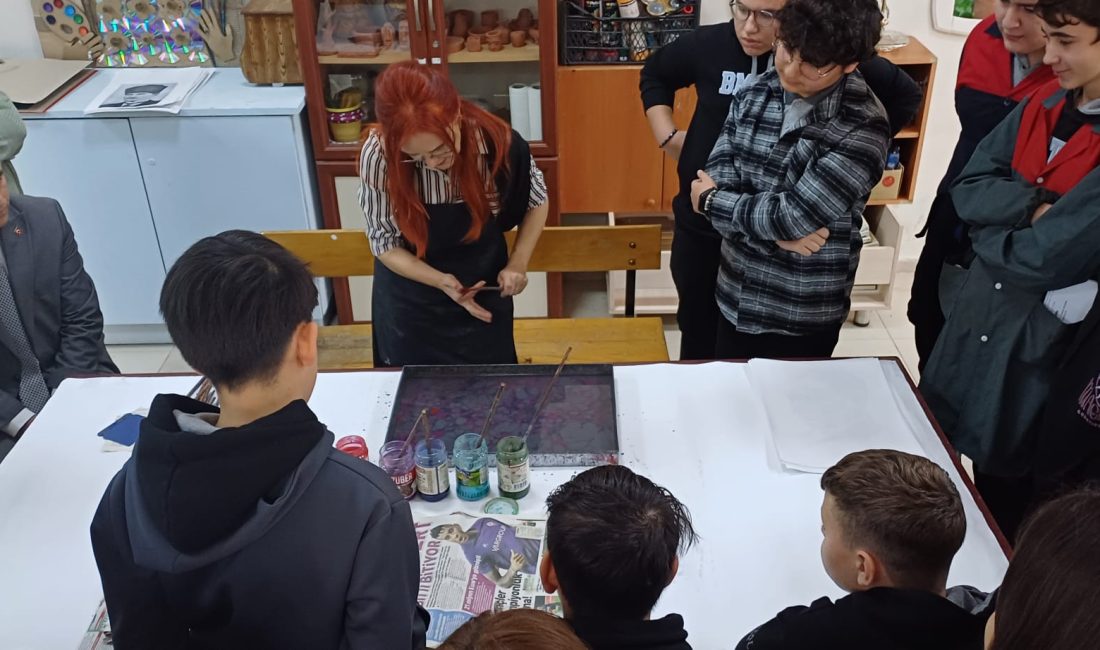 Bandırma’da öğrenciler Ebru Sanatı ile tanıştı Bandırma Mesleki ve Teknik Anadolu Lisesi öğrencileri, düzenlenen etkinlikte geleneksel