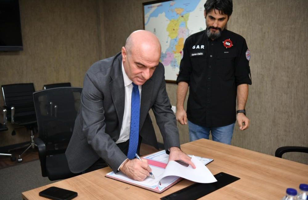Balıkesir Büyükşehir ile SAR iş birliği protokolü imzaladı Balıkesir Büyükşehir Belediyesi, SAR Arama Kurtarma ve Acil Yardım Derneği