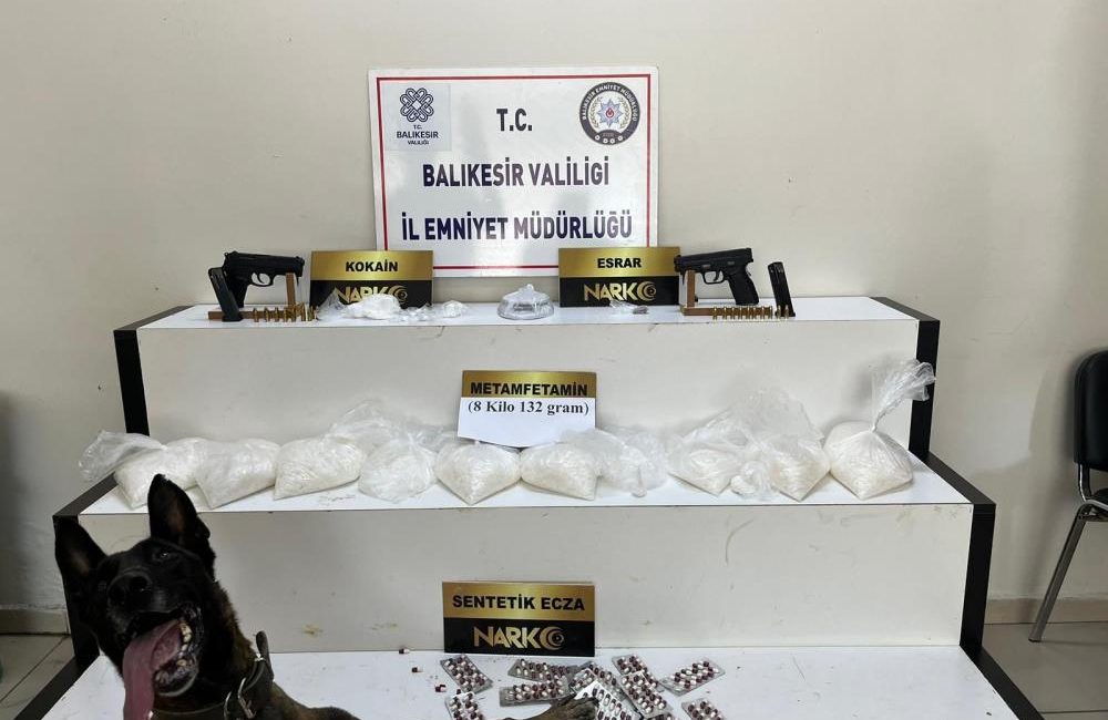 8 kilogram metamfetamini buzdolabına sakladılar, ‘Fırtına’dan kaçamadılar Edremit İl Emniyet Müdürlüğü, Edremit Narkotik Suçlarla Mücadele ekiplerinin yaptığı