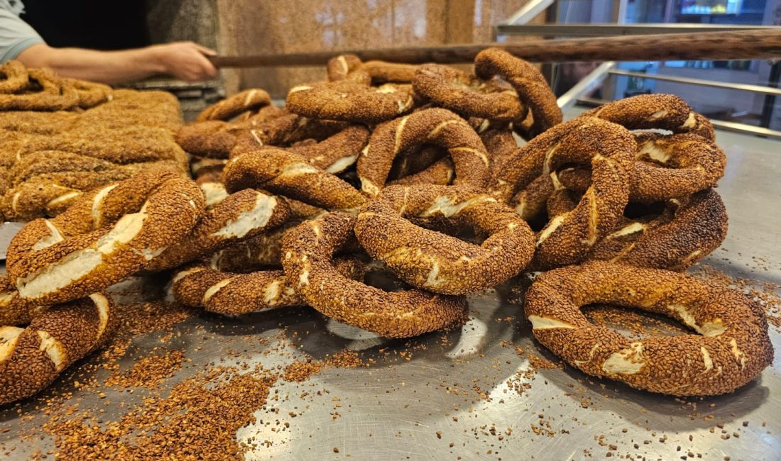 Bandırma’da simide zam: 100 gramlık simit artık 15 lira Bandırma Esnaf ve Sanatkarlar Odası Birliği’nin aldığı kararla 100 gramlık