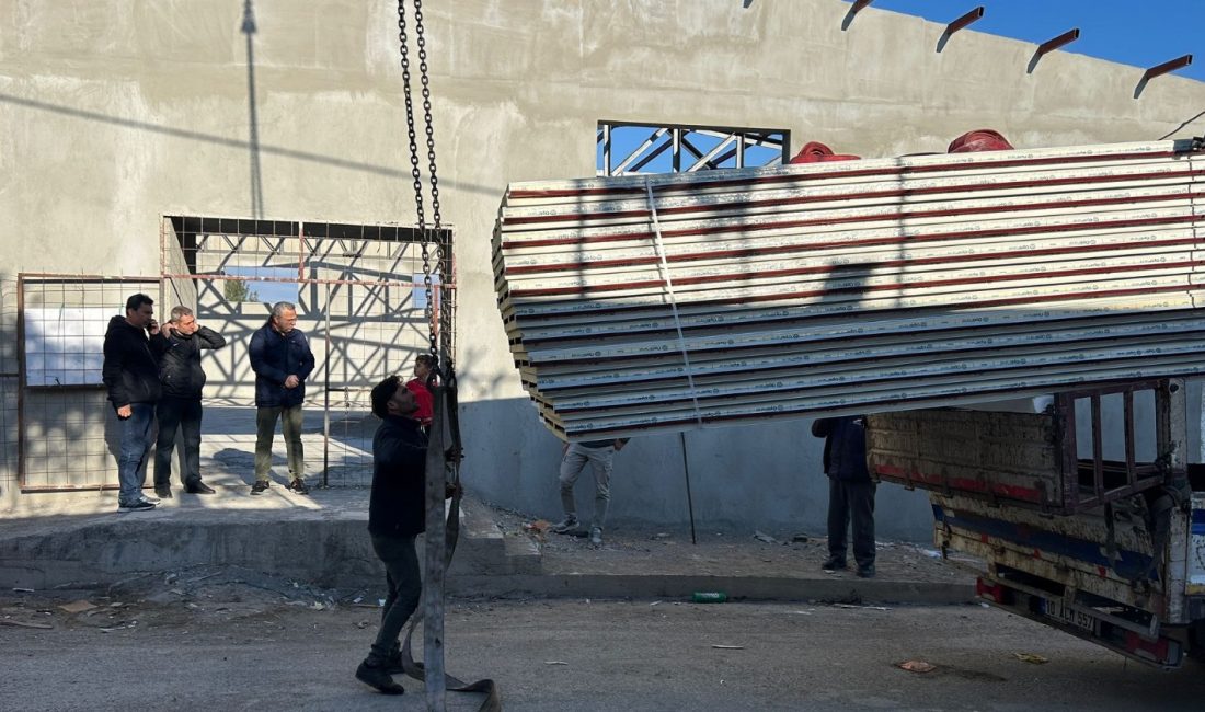 Susurluk’ Düğün Salonu çalışmaları hızlandırıldı Susurluk’ta yapımı devam eden düğün salonu çalışmalarını yerinde inceleyen Belediye