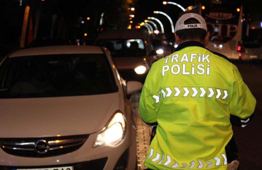 Gönen’de trafik denetimlerinde 351 bin Türk Lirası ceza kesildi Gönen’de, İlçe Emniyet Müdürlüğü tarafından 08-15 Kasım 2024 tarihleri arasında