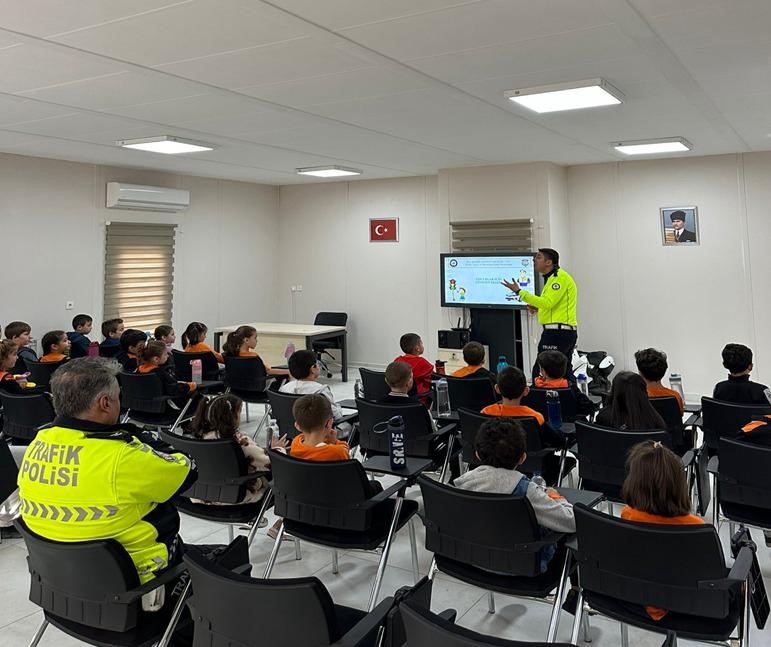 Balıkesir geleceğin sürücüleri yetişiyor Balıkesir Büyükşehir Belediyesi, 7 ilkokulda yaklaşık 900 öğrenciye trafik eğitimi