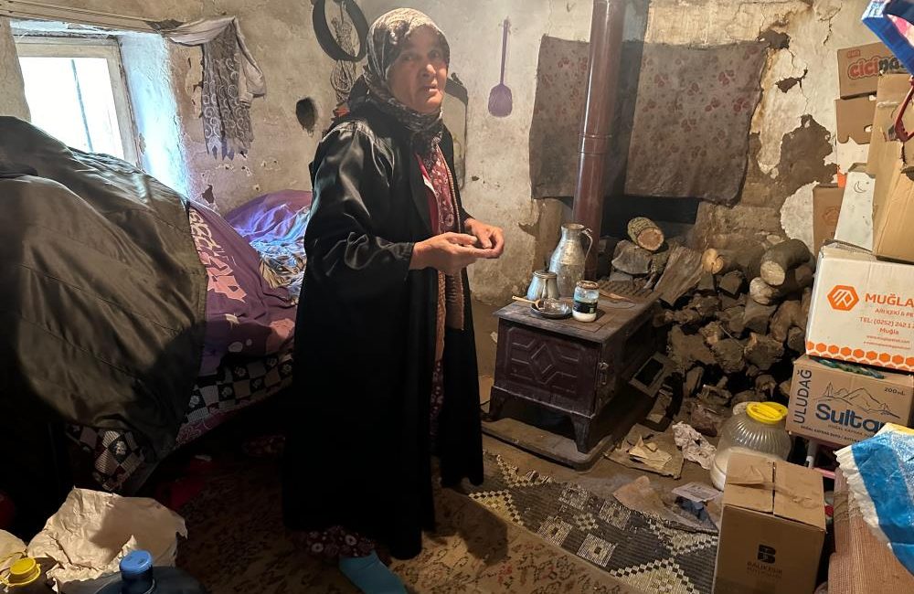 Tek göz evde yaşam mücadelesi Karesi’de konuşma ve duyma güçlüğü çeken yaşlı kadın, çatısı akan