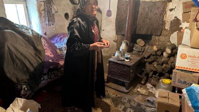 Karesi’de konuşma ve duyma güçlüğü çeken yaşlı kadın, çatısı akan