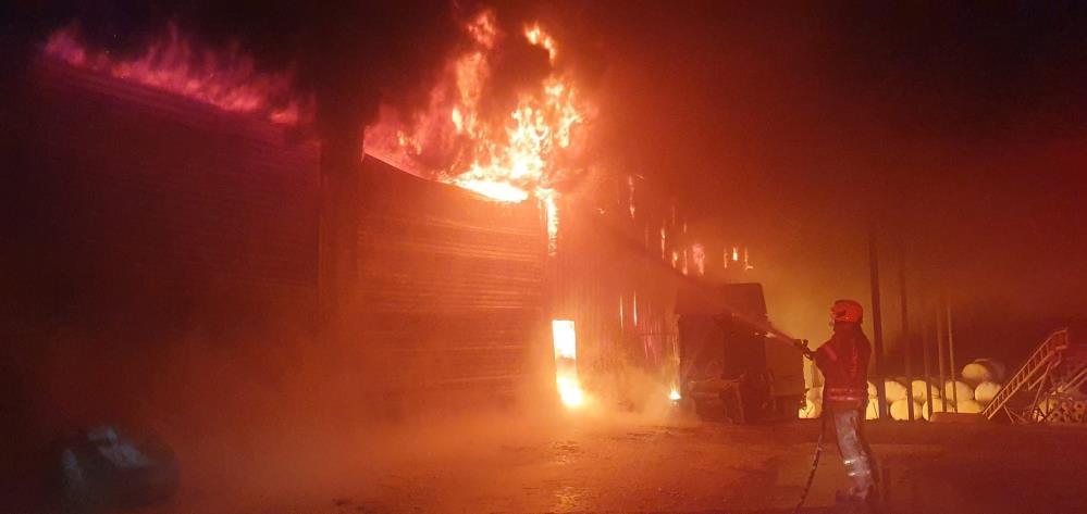 Susurluk’ta fabrika yangını, 8 araç ve 20 personel müdahale etti Bandırma yolu üzerinde bulunan bir yem fabrikasında sabaha karşı çıkan