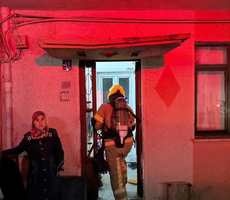 Bandırma’da sabah saatlerinde yangın paniği Bandırma’da, bir dairede elektrik aksamından kaynaklı küçük çaplı yangın çıktı.