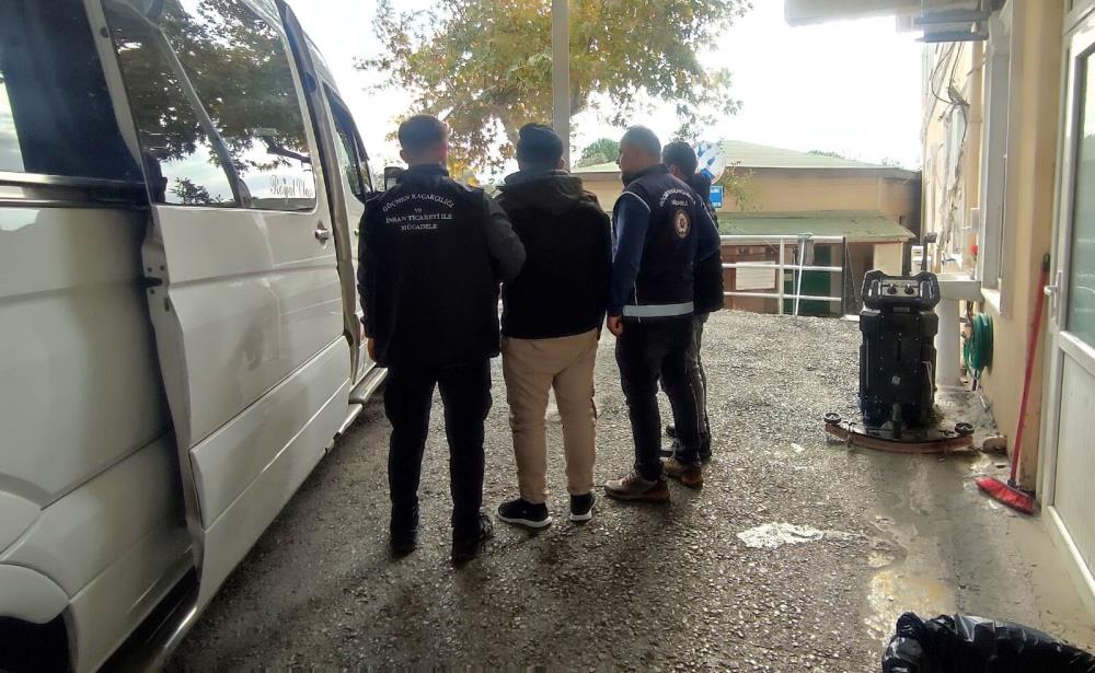 Balıkesir’de 16 düzensiz göçmen ve 2 organizatör yakalandı Edremit’te polis tarafından yapılan operasyonda 16 düzensiz göçmen ve 2
