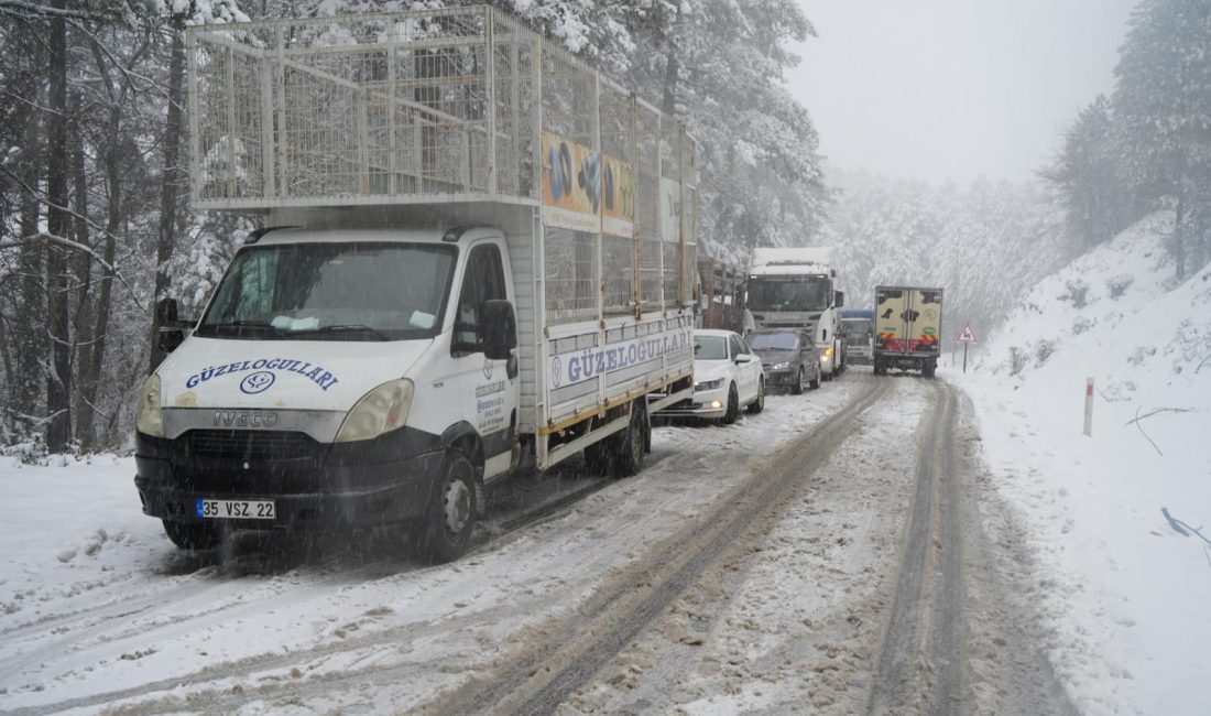 Kazdağları’nda araç trafiği zaman zaman durma noktasına geliyor Kazdağları’nda etkili olan kar yağışı nedeniyle Edremit-Yenice kara yolunda ulaşım