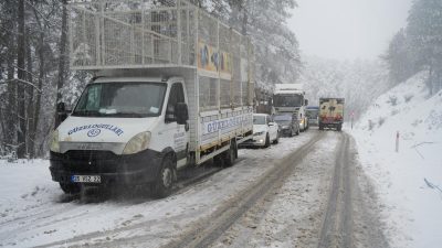 Kazdağları’nda etkili olan kar yağışı nedeniyle Edremit-Yenice kara yolunda ulaşım