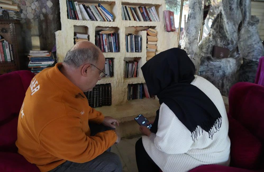 Yapay zeka ile hazırlanan video linkine tıkladı, hayatı kabusa döndü Edremit’te yaşayan iki çocuk annesi kadının hayatı, sosyal medyada yapay