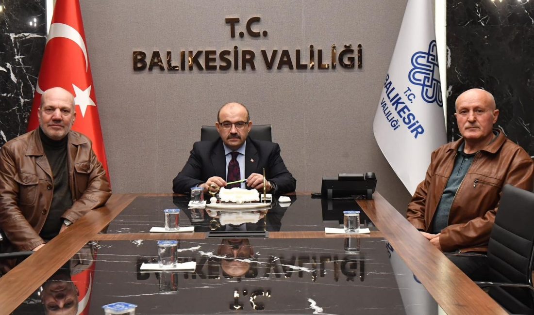 Balıkesir’in muhtarları, taleplerini Ustaoğlu’na anlattı Balıkesir Valisi İsmail Ustaoğlu çevre ilçelerden gelen mahalle muhtarlarıyla bir