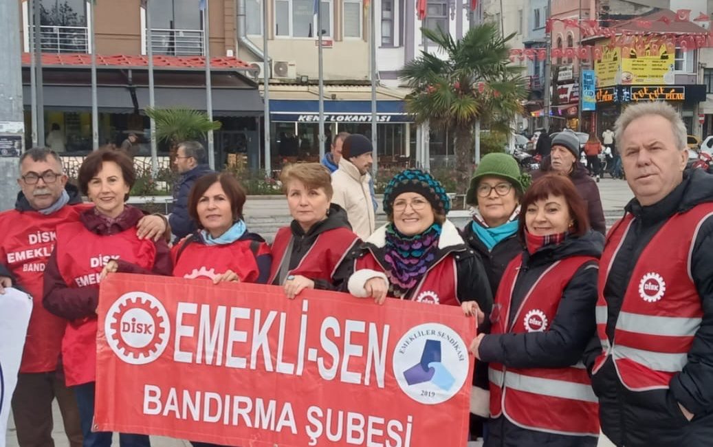 Balkış: “Emekliler açlık sınırına mahkum ediliyor” DİSK Emekli-Sen, Türkiye genelinde eş zamanlı düzenlediği basın açıklamalarıyla emekli
