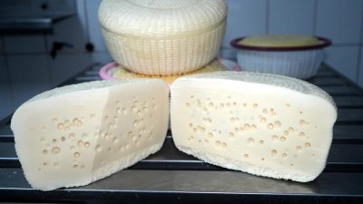 Deniz ürünleri, mezeleri, zeytinyağı ve zeytinyağlı yemekleriyle gastronomi anlamında markalaşan