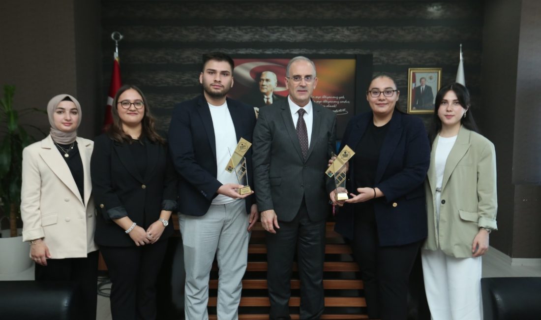 Finale kalan BANÜ İletişim öğrencilerinden Rektöre ziyaret Bandırma Onyedi Eylül Üniversitesi İletişim Fakültesi öğrencileri, Altın Baklava Uluslararası