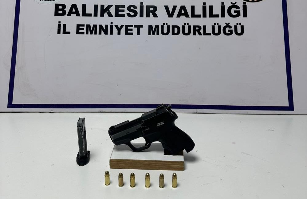 Polis, firari hükümlüyü kurye kılığına girerek yakaladı Ayvalık’ta firari hükümlüyü yakalamak için polis kurye kılığına girerek operasyon