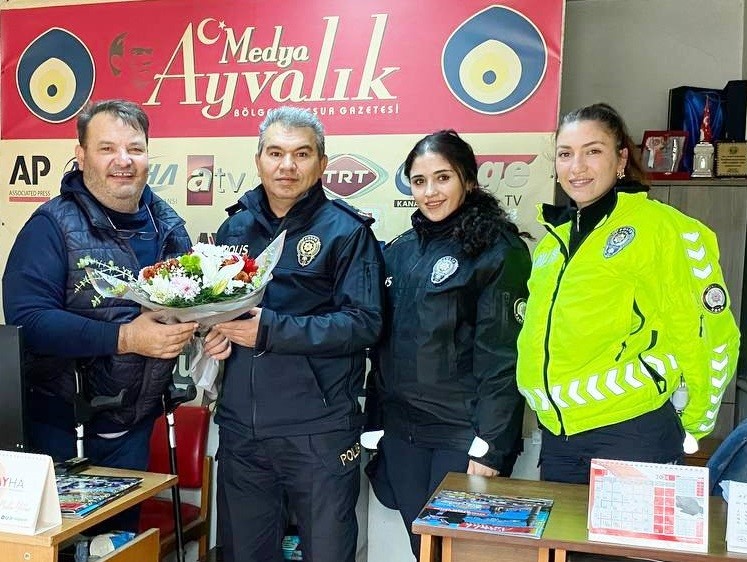 Ayvalık Polisi’nden engelli gazeteciye nazik jest Ayvalık’ta, İlçe Emniyet Müdürü İlhan Çakır ve bünyesindeki polis memurları
