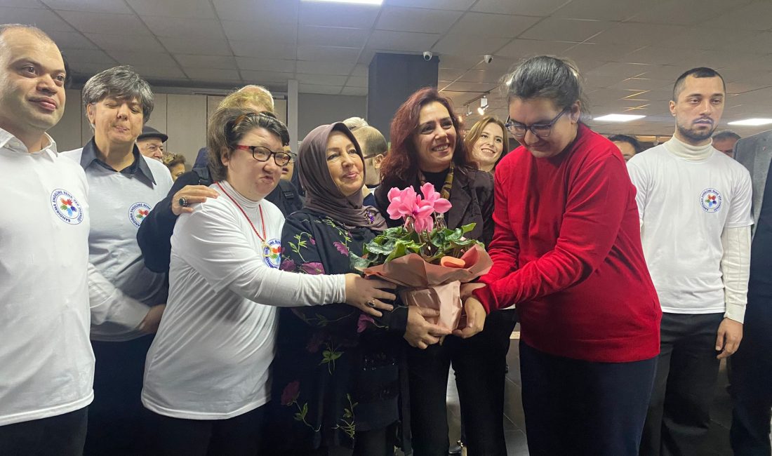 Sanatın gücüyle “Engelsiz” eserler Bandırmalılarla buluşturuldu 3 Aralık Dünya Engelliler Günü’nde özel gereksinimli bireyler ve annelerinin