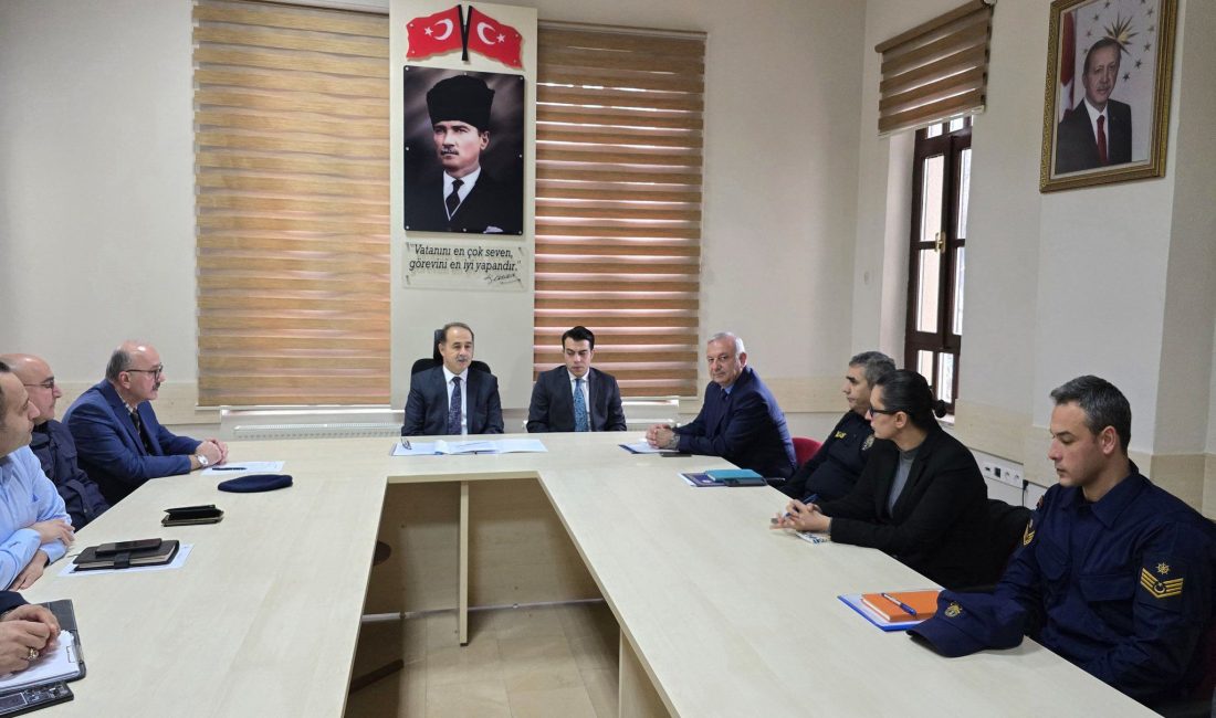 Bandırma’da 2025 için güvenlik toplantısı düzenlendi Bandırma Kaymakamı Engin Aksakal başkanlığında yapılan güvenlik toplantısında yeni yıla