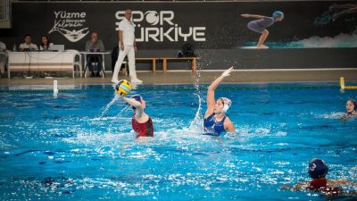 Balıkesir Olimpik Yüzme Havuzu’nda düzenlenen U20 Kadınlar Türkiye Sutopu Şampiyonası
