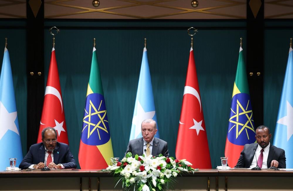 Cumhurbaşkanı Erdoğan devreye girdi, Afrika krizi çözüldü Cumhurbaşkanı Recep Tayyip Erdoğan, “Kırgınlıkları ve yanlış anlamaları aşmak suretiyle,