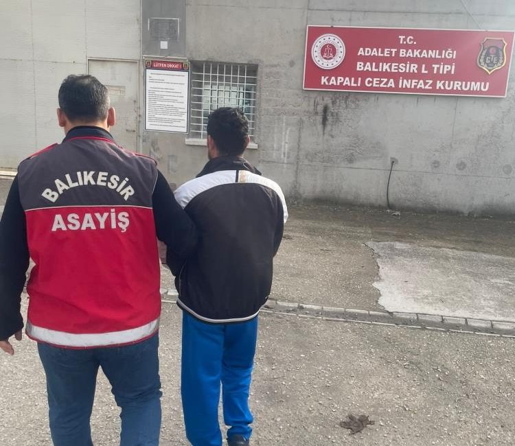  Balıkesir’de polis ekipleri aranan şahıslara yönelik gerçekleştirdiği eş zamanlı operasyonda