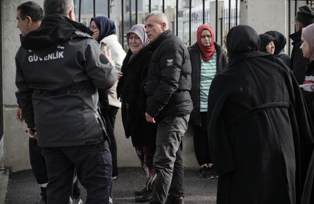 Balıkesir’deki patlamada hayatını kaybedenlerin aileleri de Bursa Adli Tıp Kurumuna geldi Balıkesir’deki mühimmat fabrikasındaki patlamada hayatını kaybedenler otopsi için Bursa Adli