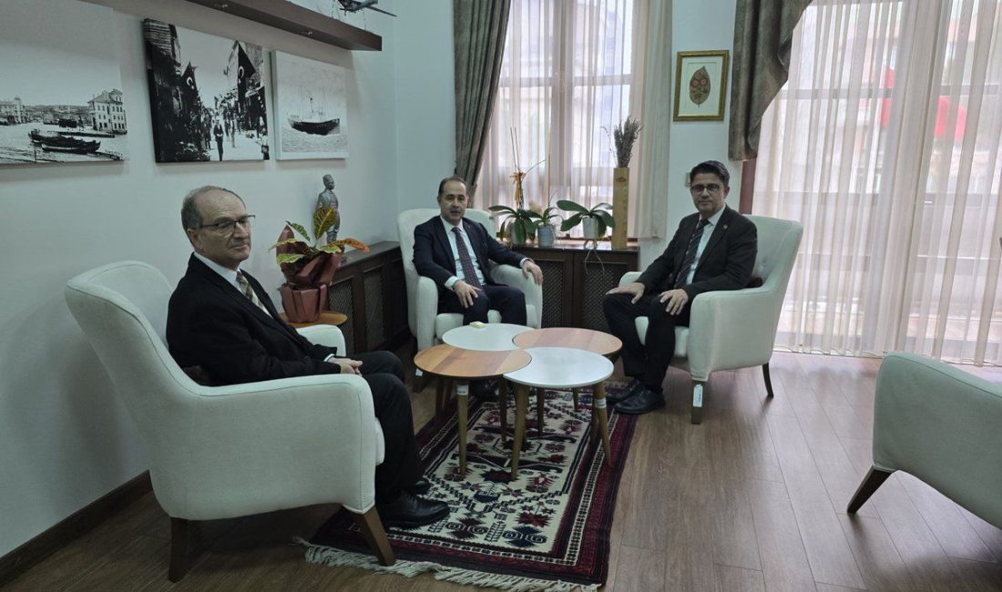 Bandırma Kaymakamı Aksakal, ÇOMÜ ve GMKA yetkililerini ağırladı Bandırma Kaymakamı Engin Aksakal ile bir araya gelen Çanakkale Onsekiz