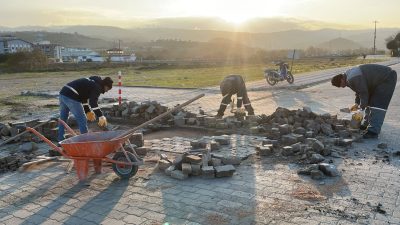 Susurluk’ta devam eden alt yapı ve çevre düzenlemeleri çalışmalarını yerinde