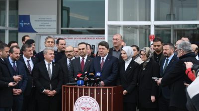 Bakanlar ve Balıkesir Valisi, öğrencilerle tek tek ilgilenerek sağlık durumları