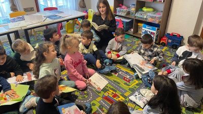 Ana sınıfı öğrencileri ve velileri, SODAM’daki ilk etkinlikte kitap okuma